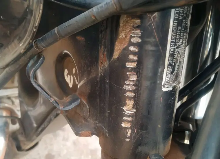 Numeração do chassi gravada no quadro de uma moto, com sinais de corrosão ao redor