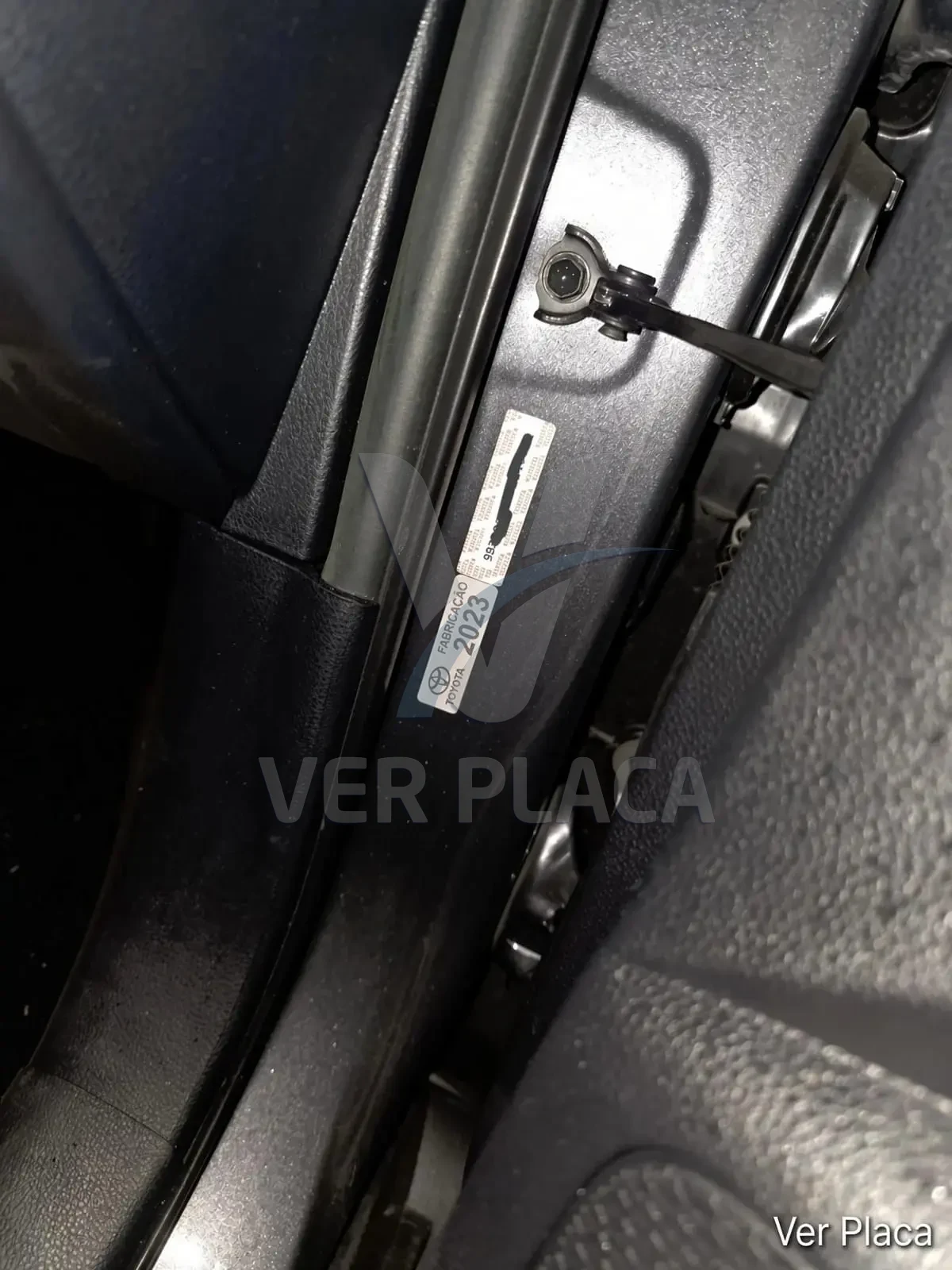 Marcação e etiquetas na coluna dianteira / região da porta do carro, ponto alternativo de identificação conforme o modelo