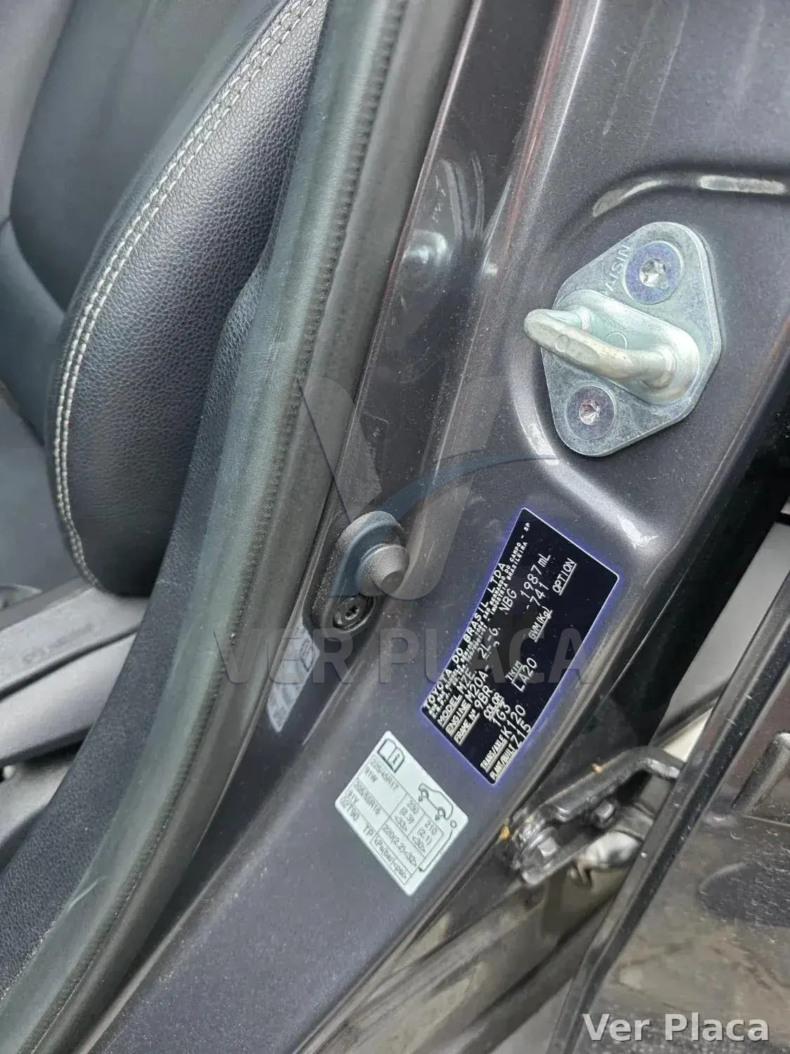 Etiqueta com o número do chassi na coluna da porta do motorista, visível ao abrir a porta